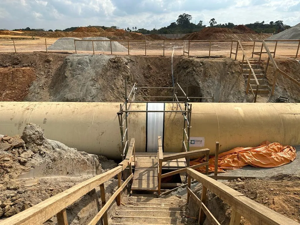 Passarela de acesso ao ponto de junta