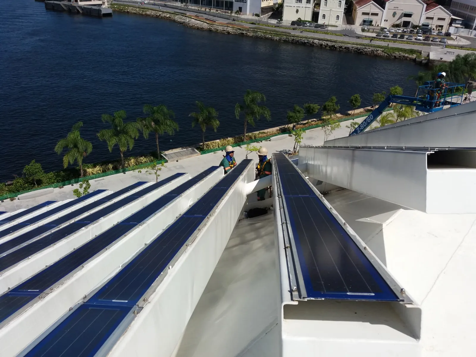Cobertura móvel com painéis fotovoltaicos